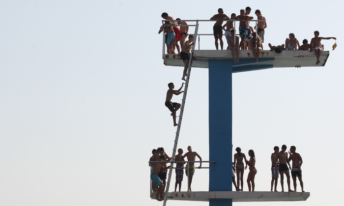 Zadar, 030712.
Skakaona na bazenu na Kolovarima omiljeno je okupljalista mladih zadrana zaljubljenika u skokove u more.
Foto: Andrija Lucic / Cropix