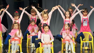 Plesna udruga Gesta: Božićni šoping u SuperOvoj, Foto: Željko Karavida Plesna udruga Gesta: Božićni šoping u SuperOvoj, Foto: Željko Karavida