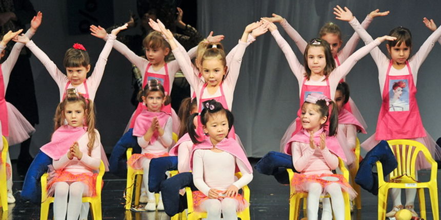 Plesna udruga Gesta: Božićni šoping u SuperOvoj, Foto: Željko Karavida