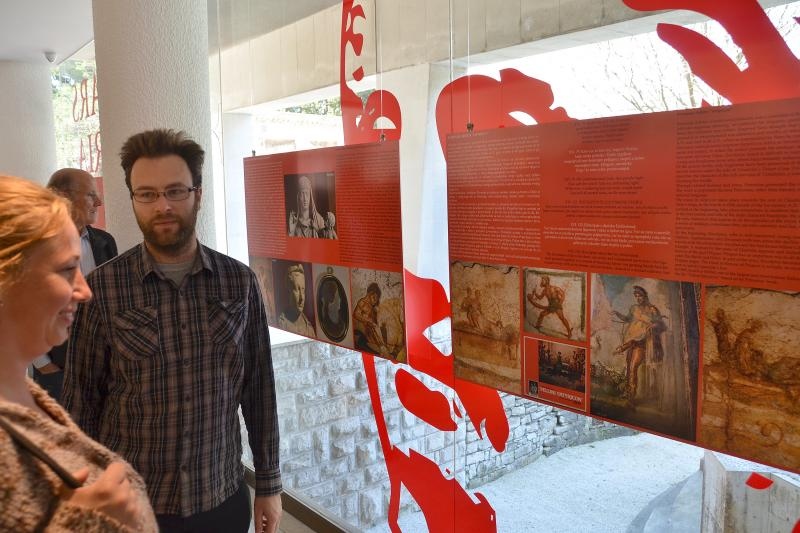 U Galeriji C8 otvorena je izlozba Ars Amatoria ljubav i erotika u starom Rimu koju organiziraju Arheoloski muzej Zadar i Arheoloski muzej Istre .O izlozbi su govorili Darko Komso ravnatelj Arheoloskog muzeja u Puli i Autorica izlozbe dr. sc. Kornelija A. U Galeriji C8 otvorena je izlozba Ars Amatoria ljubav i erotika u starom Rimu koju organiziraju Arheoloski muzej Zadar i Arheoloski muzej Istre .O izlozbi su govorili Darko Komso ravnatelj Arheoloskog muzeja u Puli i Autorica izlozbe dr. sc. Kornelija A.