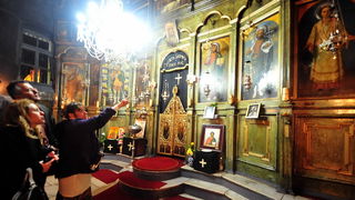 Skopje, 080412.
Nesvakidasnji fenomen prociscavanja fresaka poceo se dogadjati u unutrasnjosti poznate skopske crkve Sveti Velikomucenik Dimitrija. Freske u unutrasnjosti crkve, na kojima se godinama talozio dim od izgorjelih svijeca koje su palili vjerni Skopje, 080412.
Nesvakidasnji fenomen prociscavanja fresaka poceo se dogadjati u unutrasnjosti poznate skopske crkve Sveti Velikomucenik Dimitrija. Freske u unutrasnjosti crkve, na kojima se godinama talozio dim od izgorjelih svijeca koje su palili vjerni