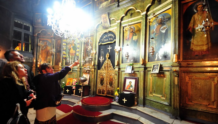 Skopje, 080412.
Nesvakidasnji fenomen prociscavanja fresaka poceo se dogadjati u unutrasnjosti poznate skopske crkve Sveti Velikomucenik Dimitrija. Freske u unutrasnjosti crkve, na kojima se godinama talozio dim od izgorjelih svijeca koje su palili vjerni Skopje, 080412.
Nesvakidasnji fenomen prociscavanja fresaka poceo se dogadjati u unutrasnjosti poznate skopske crkve Sveti Velikomucenik Dimitrija. Freske u unutrasnjosti crkve, na kojima se godinama talozio dim od izgorjelih svijeca koje su palili vjerni