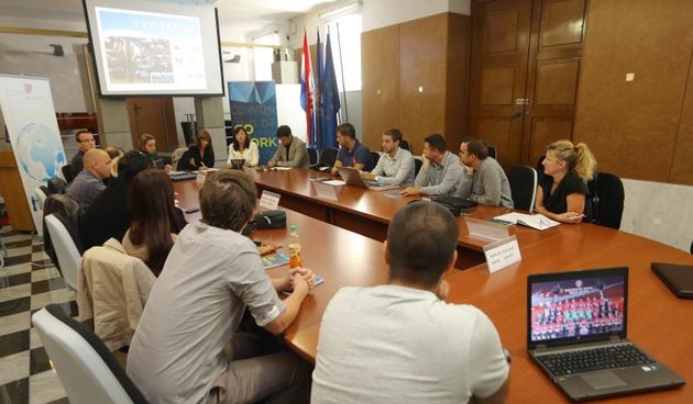 03.10.2013., Zadar – Inicijativa Coworking Zadar na celu s Razvojnom agencijom Zadarske zupanije odrzana je u prostorijama Zadarskog Sveucilista. Udruzenje obrtnika Zadar organizator je dogadjanja pod nazivom Coworking dan koje ima za cilj osnaziti inic