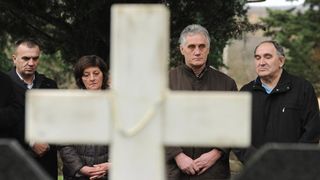 Ervenik: Na obiteljskoj grobnici obilježena 23. obljetnica stradanja obitelji Čengić, foto: Hrvoje Jelavić/PIXSELL