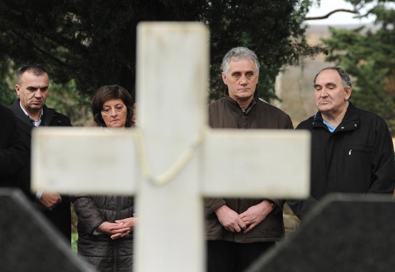 Ervenik: Na obiteljskoj grobnici obilježena 23. obljetnica stradanja obitelji Čengić, foto: Hrvoje Jelavić/PIXSELL