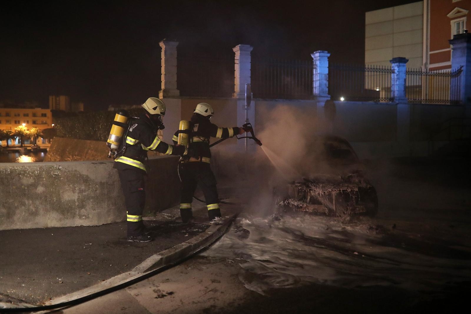 U Zadru plamen progutao BMW