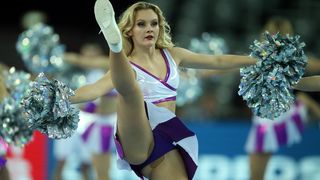 Atraktivne plesačice zagrijale atmosferu u zagrebačkoj Areni