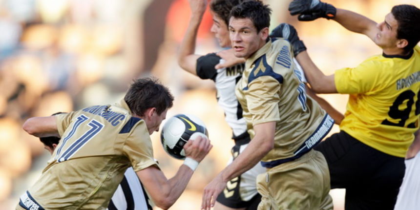 Armenija, Erevan, 140709. Prva nogometna utakmica 2. pretkola Lige prvaka, Pyunik – Dinamo.  Na fotografiji: Mario Mandzukic i Dejan Lovren ispred vratara Pyunika Edvarda Hovannisyana. Foto: Ronald Gorsic / CROPIX