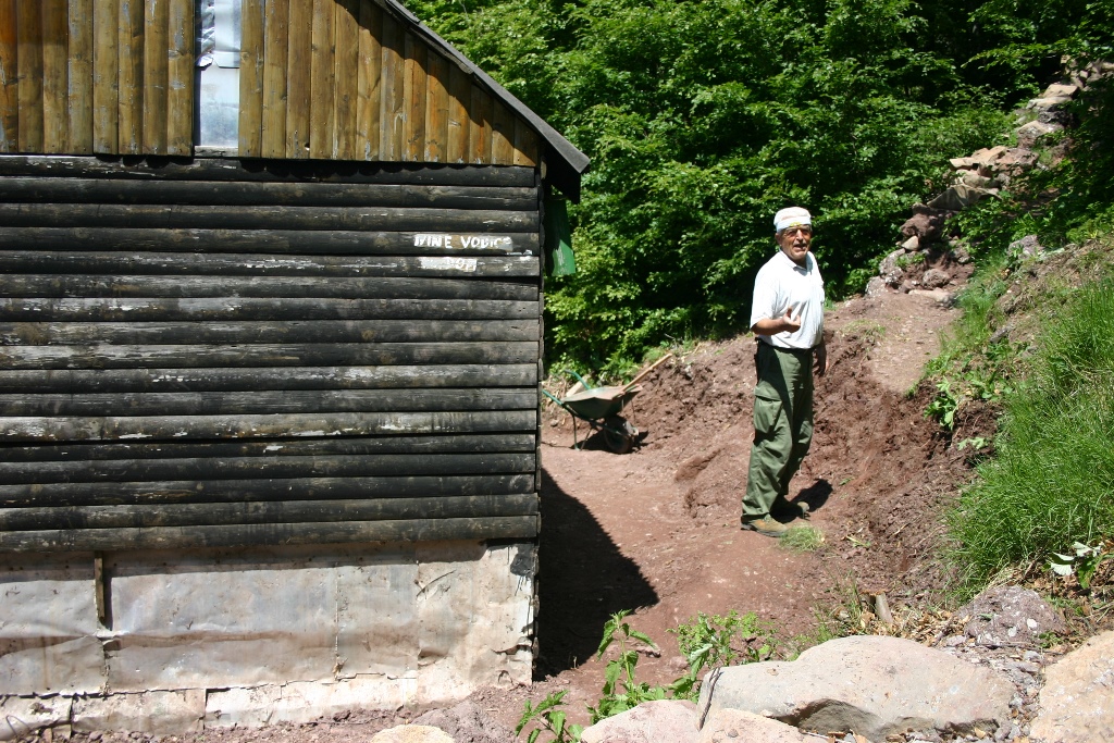Obnova skloništa na Vlaškom gradu, foto: PD Paklenica Obnova skloništa na Vlaškom gradu, foto: PD Paklenica