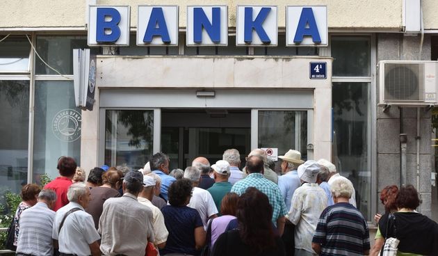 Umirovljenici čekaju na otvaranje banaka kako bi podigli svoje mirovine