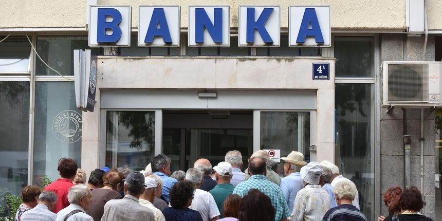 Umirovljenici čekaju na otvaranje banaka kako bi podigli svoje mirovine