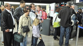 Zagreb, 250912.
Zracna luka Zagreb.
Jutros je iz zagrebacke zracne luke s roditeljima otputovala djevojcica Stephanie Milda (5), koja boluje od teske malformacije mozga.
Za operaciju u Chicagu humanitarnim akcijama i dobrovoljnim prilozima prikupljeno je