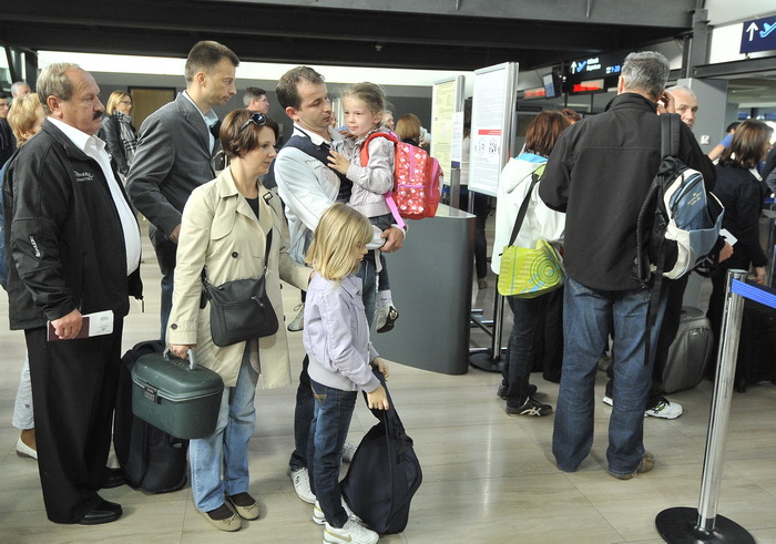 Zagreb, 250912.
Zracna luka Zagreb.
Jutros je iz zagrebacke zracne luke s roditeljima otputovala djevojcica Stephanie Milda (5), koja boluje od teske malformacije mozga.
Za operaciju u Chicagu humanitarnim akcijama i dobrovoljnim prilozima prikupljeno je