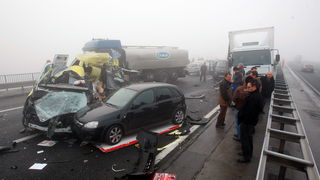 Zagreb, 161111.
Zagrebacka obilaznica, smjer istok, na mostu prije cvora Ivanja Reka, u jutrosnjoj magli oko 7 i 30 sati , sudarilo se dvadesetak automobila, a ozlijedjeno je vise osoba.
Foto: Goran Mehkek / Cropix