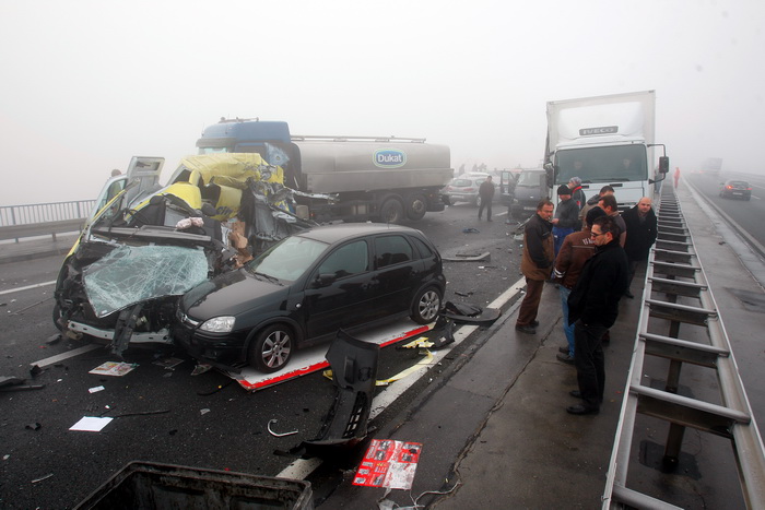 Zagreb, 161111.
Zagrebacka obilaznica, smjer istok, na mostu prije cvora Ivanja Reka, u jutrosnjoj magli oko 7 i 30 sati , sudarilo se dvadesetak automobila, a ozlijedjeno je vise osoba.
Foto: Goran Mehkek / Cropix
