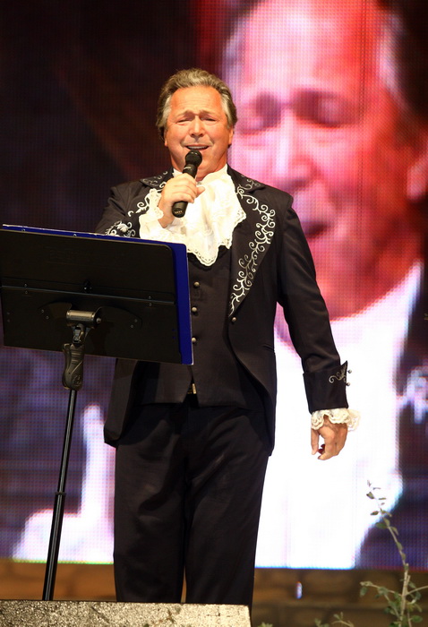 Zadar, 121110.
Dvorana Kresimira Cosica.Festival zabavne glazbe Zadar2010.Prva vecer.
Na fotografiji : nastup Borisa Martinovica.
Foto : Vladimir Ivanov / Cropix Zadar, 121110.
Dvorana Kresimira Cosica.Festival zabavne glazbe Zadar2010.Prva vecer.
Na fotografiji : nastup Borisa Martinovica.
Foto : Vladimir Ivanov / Cropix