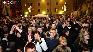 Tisuće Zadrana uživalo na krcatom Narodnom trgu i Tgu Petra Zoranića uz Tomislava Bralića i klapu Intrade Tisuće Zadrana uživalo na krcatom Narodnom trgu i Tgu Petra Zoranića uz Tomislava Bralića i klapu Intrade