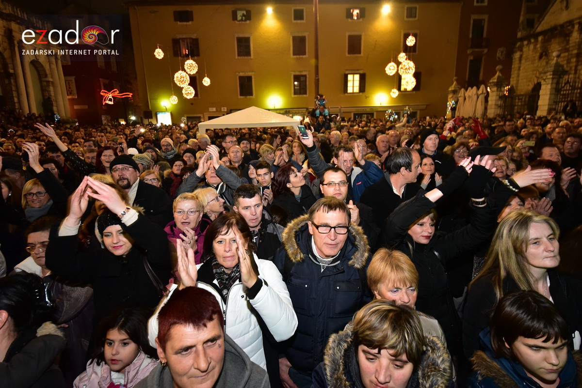 Tisuće Zadrana uživalo na krcatom Narodnom trgu i Tgu Petra Zoranića uz Tomislava Bralića i klapu Intrade Tisuće Zadrana uživalo na krcatom Narodnom trgu i Tgu Petra Zoranića uz Tomislava Bralića i klapu Intrade