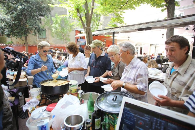 Građani od podneva uživaju u Varoškoj fešti, foto: Filip Brala/PIXSELL Građani od podneva uživaju u Varoškoj fešti, foto: Filip Brala/PIXSELL
