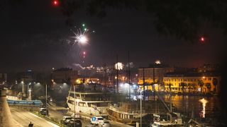 Građani na ulicama Zadra poštujući mjere dočekali 2021. godinu