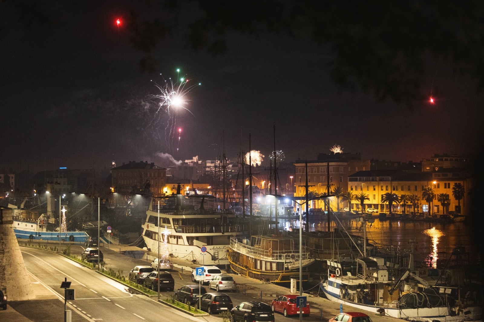 Građani na ulicama Zadra poštujući mjere dočekali 2021. godinu