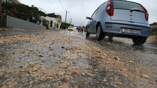 Zadar, 121012. 
Jaka kisa koja od sinoc pada na zadarskom podrucju stvorila je velike probleme u prometu. Najvise problema bilo je kod vec poznatih kriticnih mjesta u gradu: na Relji,kod Veslackog,na Branimiru.
Na fotografiji: kisa je na Bilom Brigu nasul