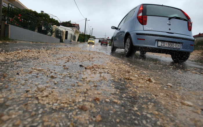 Zadar, 121012. 
Jaka kisa koja od sinoc pada na zadarskom podrucju stvorila je velike probleme u prometu. Najvise problema bilo je kod vec poznatih kriticnih mjesta u gradu: na Relji,kod Veslackog,na Branimiru.
Na fotografiji: kisa je na Bilom Brigu nasul