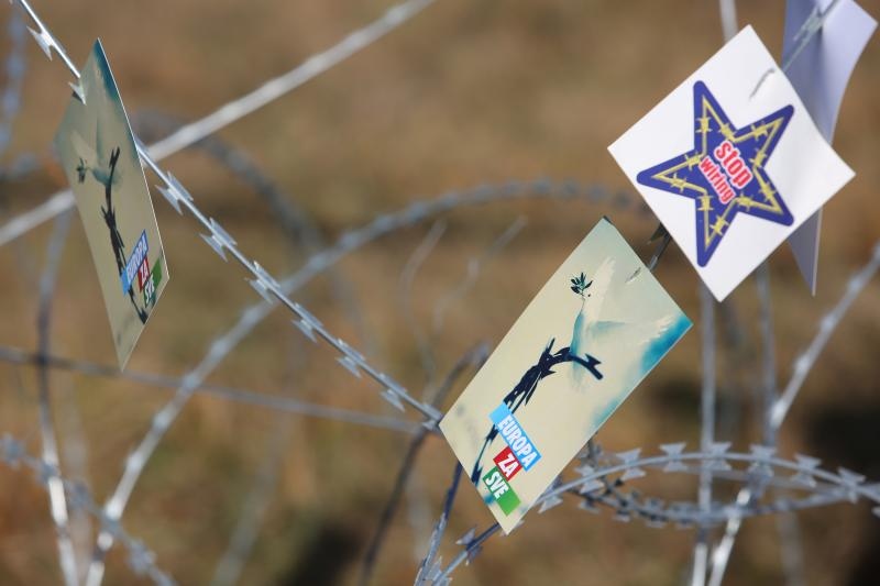 Na granicnom prijelazu Lucija-Brezovica odrzan je veliki prosvjed protiv slovenske zilet zice pod nazivom Protiv zice i za humanu Europu. Na granicnom prijelazu Lucija-Brezovica odrzan je veliki prosvjed protiv slovenske zilet zice pod nazivom Protiv zice i za humanu Europu.