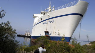 Kornati, Otok Sit, 261009 .
Putnicki brod Marko Polo nasukao se prekjucer unutar otoka Sita na sjeverozapadnoj strani. 
Marko Polo je provom zaorao barem desetak metara u kopno, srusio morske stijene i raslinje, probio zid ograde obitelji Kovacev i zausta
