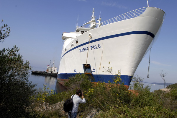 Kornati, Otok Sit, 261009 .
Putnicki brod Marko Polo nasukao se prekjucer unutar otoka Sita na sjeverozapadnoj strani. 
Marko Polo je provom zaorao barem desetak metara u kopno, srusio morske stijene i raslinje, probio zid ograde obitelji Kovacev i zausta