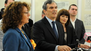 Zadar, 110413.
Zadarski SDP postigao je dogovor s HNS-om o koaliciji i predstavio dr. Ljiljanu Klaric kao zamjenicu gradonacelnickog kandidata Ive Bilica.
SDP na lokalne izbore izlazi u koaliciji sa HNS-om, HSLS-om, DSU i HSZ.
Na fotografiji: Ivo Bilic. Zadar, 110413.
Zadarski SDP postigao je dogovor s HNS-om o koaliciji i predstavio dr. Ljiljanu Klaric kao zamjenicu gradonacelnickog kandidata Ive Bilica.
SDP na lokalne izbore izlazi u koaliciji sa HNS-om, HSLS-om, DSU i HSZ.
Na fotografiji: Ivo Bilic.