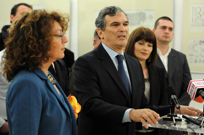 Zadar, 110413.
Zadarski SDP postigao je dogovor s HNS-om o koaliciji i predstavio dr. Ljiljanu Klaric kao zamjenicu gradonacelnickog kandidata Ive Bilica.
SDP na lokalne izbore izlazi u koaliciji sa HNS-om, HSLS-om, DSU i HSZ.
Na fotografiji: Ivo Bilic. Zadar, 110413.
Zadarski SDP postigao je dogovor s HNS-om o koaliciji i predstavio dr. Ljiljanu Klaric kao zamjenicu gradonacelnickog kandidata Ive Bilica.
SDP na lokalne izbore izlazi u koaliciji sa HNS-om, HSLS-om, DSU i HSZ.
Na fotografiji: Ivo Bilic.