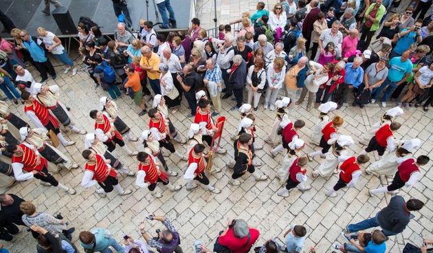 osljednjeg dana obiljezavanja desete obljetnice UNESCO-ove Konvencije o nematerijalnoj kulturnoj bastini u Dubrovniku, plesao se najveci lindjo na Stradunu. Najveci lindjo ikad, zaplesao se danas na Stradunu, a zahvaljujuci 274 plesaca usao je u Guinnesso