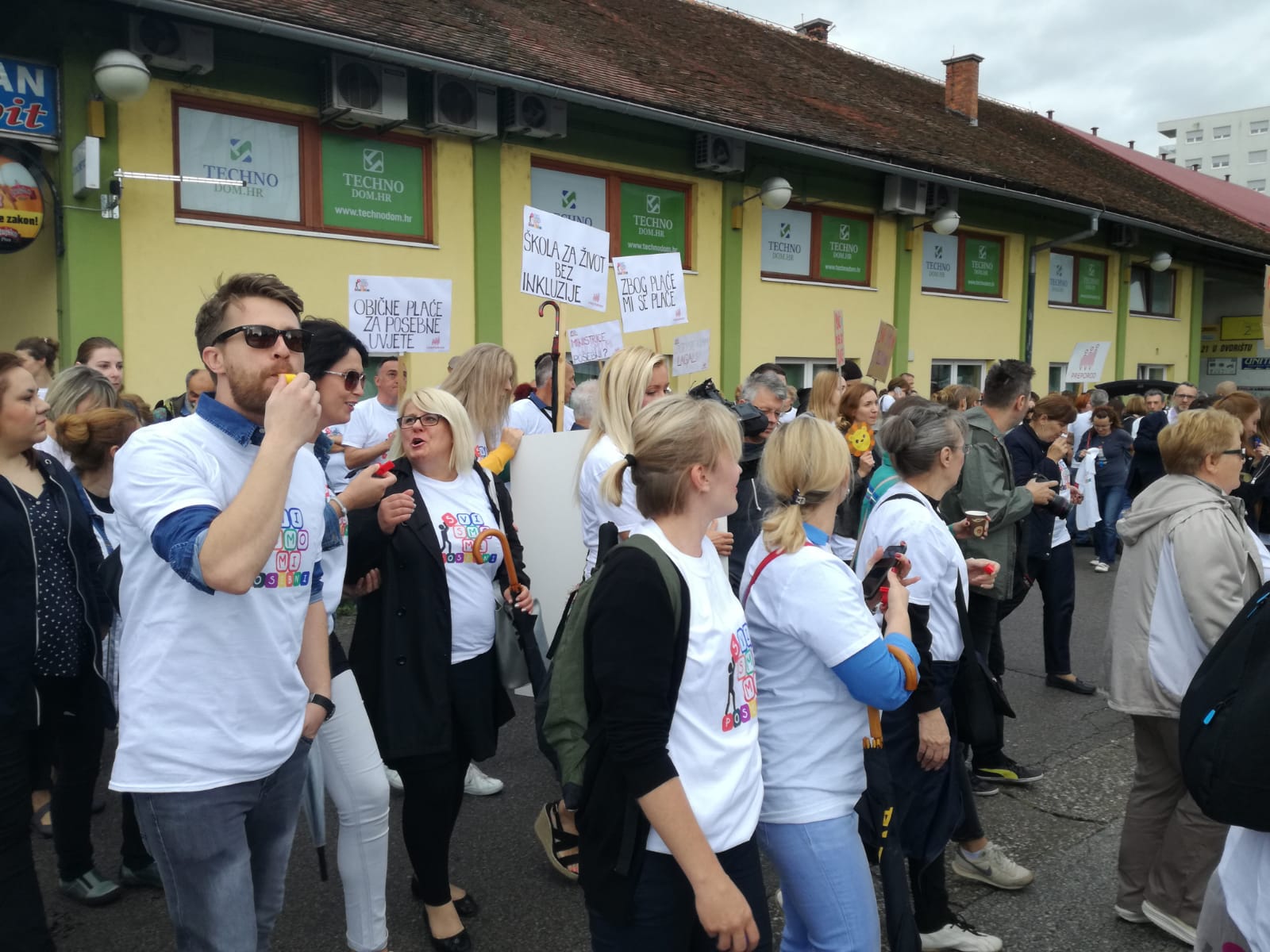 FOTO Prosvjetni radnici prosvjeduju pred ministarstvom obrazovanja, Divjak ih primila na sastanak