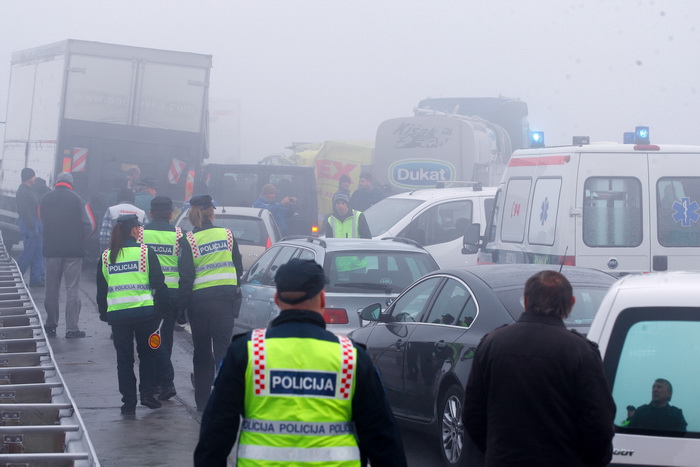 Zagreb, 161111.
Zagrebacka obilaznica, smjer istok, na mostu prije cvora Ivanja Reka, u jutrosnjoj magli oko 7 i 30 sati , sudarilo se dvadesetak automobila, a ozlijedjeno je vise osoba.
Foto: Goran Mehkek / Cropix