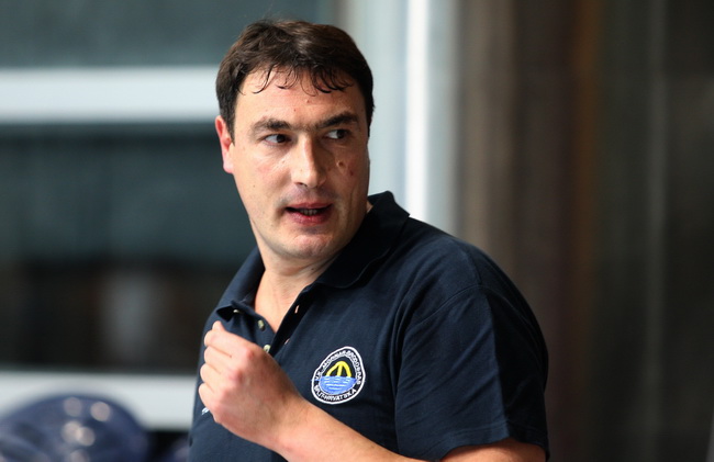 Zadar, 191209.
U Zadru se danas i sutra odrzava kvalifikacijski turnir Kupa Hrvatske u vaterpolu. 
Utakmica izmedju VK Primorje (bijeli) i HVK Mladost (plavo-zuti). 
Na slici: trener Mornara Josko Krekovic.
Foto: Vladimir Ivanov / CROPIX