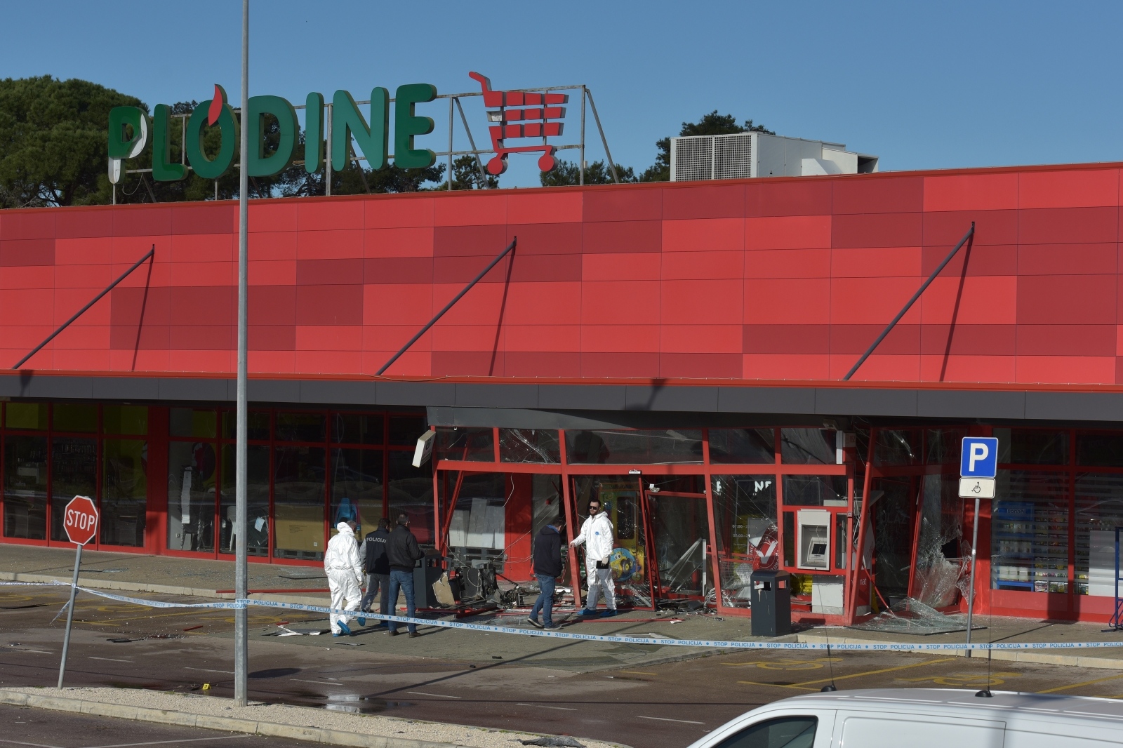 Raznesen bankomat u sklopu Plodina na Žmirićima Raznesen bankomat u sklopu Plodina na Žmirićima