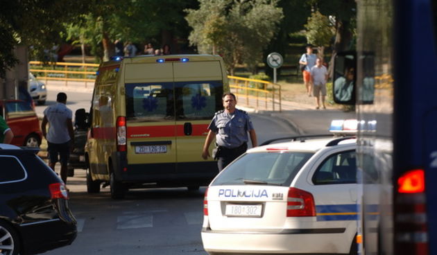 Zadar, 180709. Dva automobila zadarskih registarskih oznaka sudarila su se oko 17.30 na raskrizju u neposrednoj blizini zadarske Hitne pomoci, na krizanju Strossmayerove, Put Vrulja i ulice I. Mazuranica. Pritom su udarili djevojku iz jedinice prometne ml