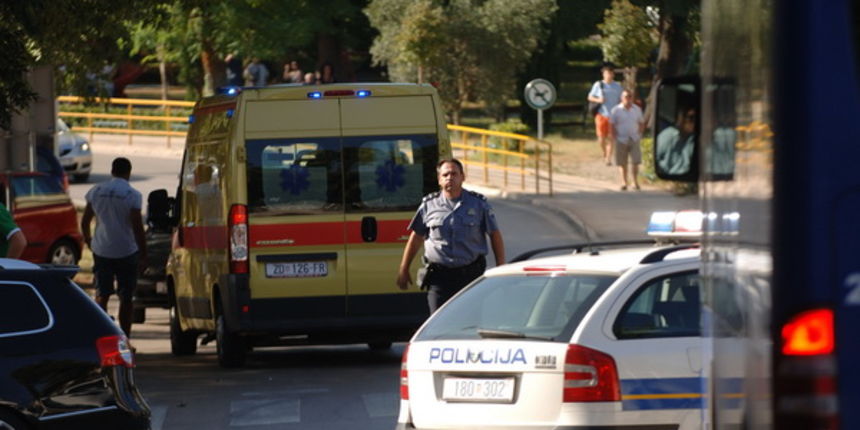 Zadar, 180709. Dva automobila zadarskih registarskih oznaka sudarila su se oko 17.30 na raskrizju u neposrednoj blizini zadarske Hitne pomoci, na krizanju Strossmayerove, Put Vrulja i ulice I. Mazuranica. Pritom su udarili djevojku iz jedinice prometne ml Zadar, 180709. Dva automobila zadarskih registarskih oznaka sudarila su se oko 17.30 na raskrizju u neposrednoj blizini zadarske Hitne pomoci, na krizanju Strossmayerove, Put Vrulja i ulice I. Mazuranica. Pritom su udarili djevojku iz jedinice prometne ml