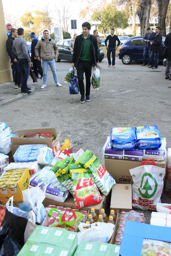 Zadarski sportaši i sportski novinari velikog srca napunili Socijalnu samoposlugu Zadarski sportaši i sportski novinari velikog srca napunili Socijalnu samoposlugu