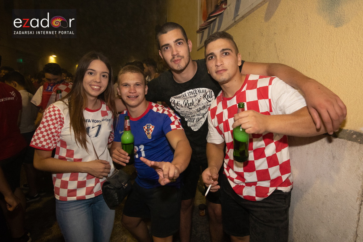 Čudesna noć: Velika fešta ulicama Zadra nakon plasmana Vatrenih u finale SP Čudesna noć: Velika fešta ulicama Zadra nakon plasmana Vatrenih u finale SP