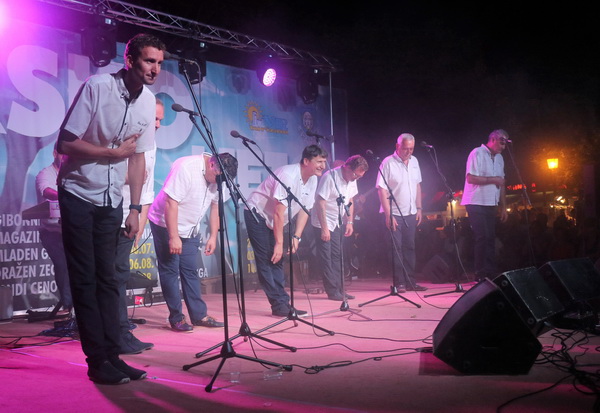 Virsko ljeto 2016: Tomislav Bralić i klapa Intrade oduševili 12 tisuća obožavatelja na virskoj rivi Virsko ljeto 2016: Tomislav Bralić i klapa Intrade oduševili 12 tisuća obožavatelja na virskoj rivi