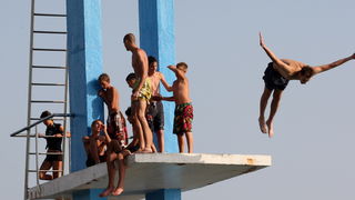 Zadar, 030712.
Skakaona na bazenu na Kolovarima omiljeno je okupljalista mladih zadrana zaljubljenika u skokove u more.
Foto: Andrija Lucic / Cropix
