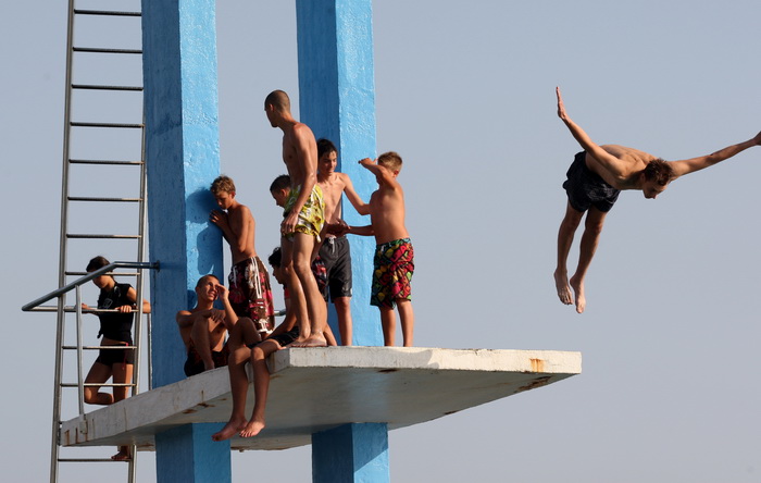 Zadar, 030712.
Skakaona na bazenu na Kolovarima omiljeno je okupljalista mladih zadrana zaljubljenika u skokove u more.
Foto: Andrija Lucic / Cropix