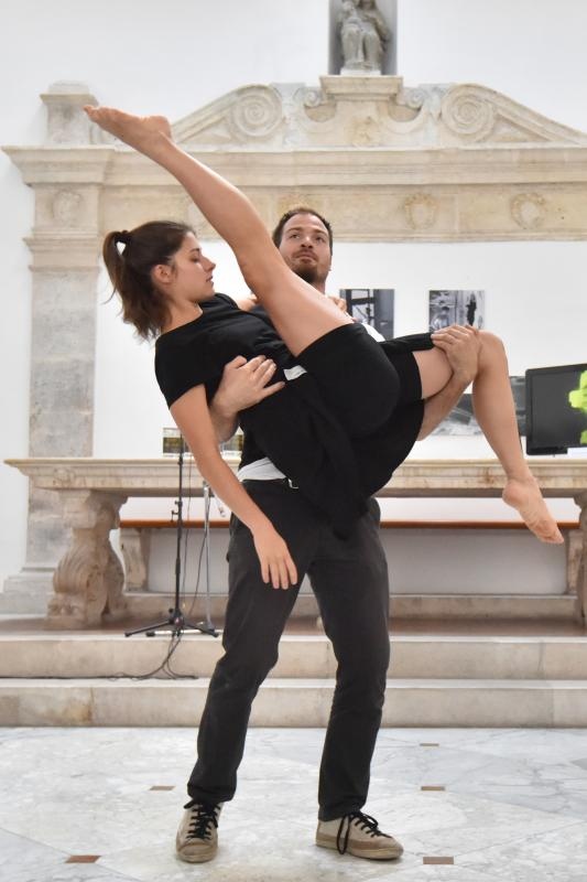 U lozi Narodnog muzeja otvorena je izlozba plakata, fotografija i kostima Zadarskog plesnog ansambla, najstarijeg ansambla suvremenog plesa u Dalmaciji. Izlozba je vezana uz proslavu Dana obrane grada Zadra i 25. godisnjice od osnutka Zadarskog plesnog an