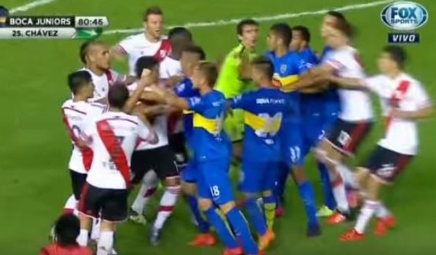 Kaos na utakmici Boca Juniors – River Plate. Screenshot: FOX Sports
