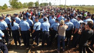 Tovarnik: Izbjeglice su izgubili strpljenje te pjesice krenuli po pruzi prema Zagrebu. Nakon nekoliko stotina metara zaustavila ih je policija i obecala kako prijevoz stize. Photo: Zeljko Lukunic/PIXSELL