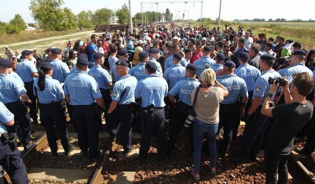 Tovarnik: Izbjeglice su izgubili strpljenje te pjesice krenuli po pruzi prema Zagrebu. Nakon nekoliko stotina metara zaustavila ih je policija i obecala kako prijevoz stize. Photo: Zeljko Lukunic/PIXSELL