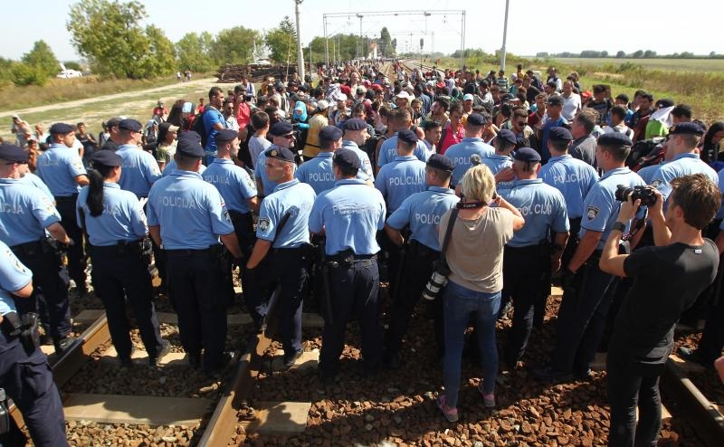 Tovarnik: Izbjeglice su izgubili strpljenje te pjesice krenuli po pruzi prema Zagrebu. Nakon nekoliko stotina metara zaustavila ih je policija i obecala kako prijevoz stize. Photo: Zeljko Lukunic/PIXSELL