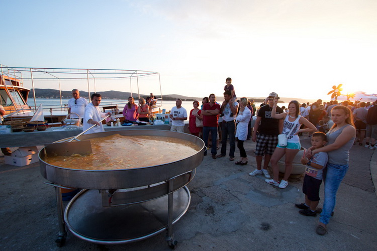 Biograd: 6. Dugi svehrvatski eno-eko-gastro-etno stol, Foto: Franjo Jurić Biograd: 6. Dugi svehrvatski eno-eko-gastro-etno stol, Foto: Franjo Jurić